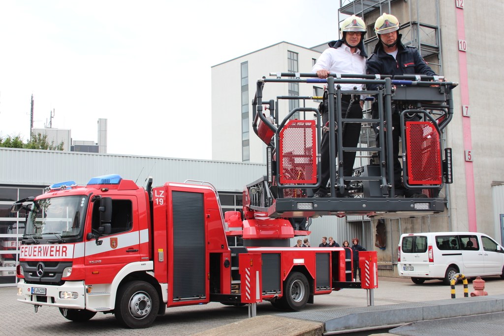 Bürgermeister Reiner Breuer (l.) mit Wolfgang Thuir, Löschzugführer der Furth, im Korb des neu in Dienst gestellten Drehleiterwagens.
