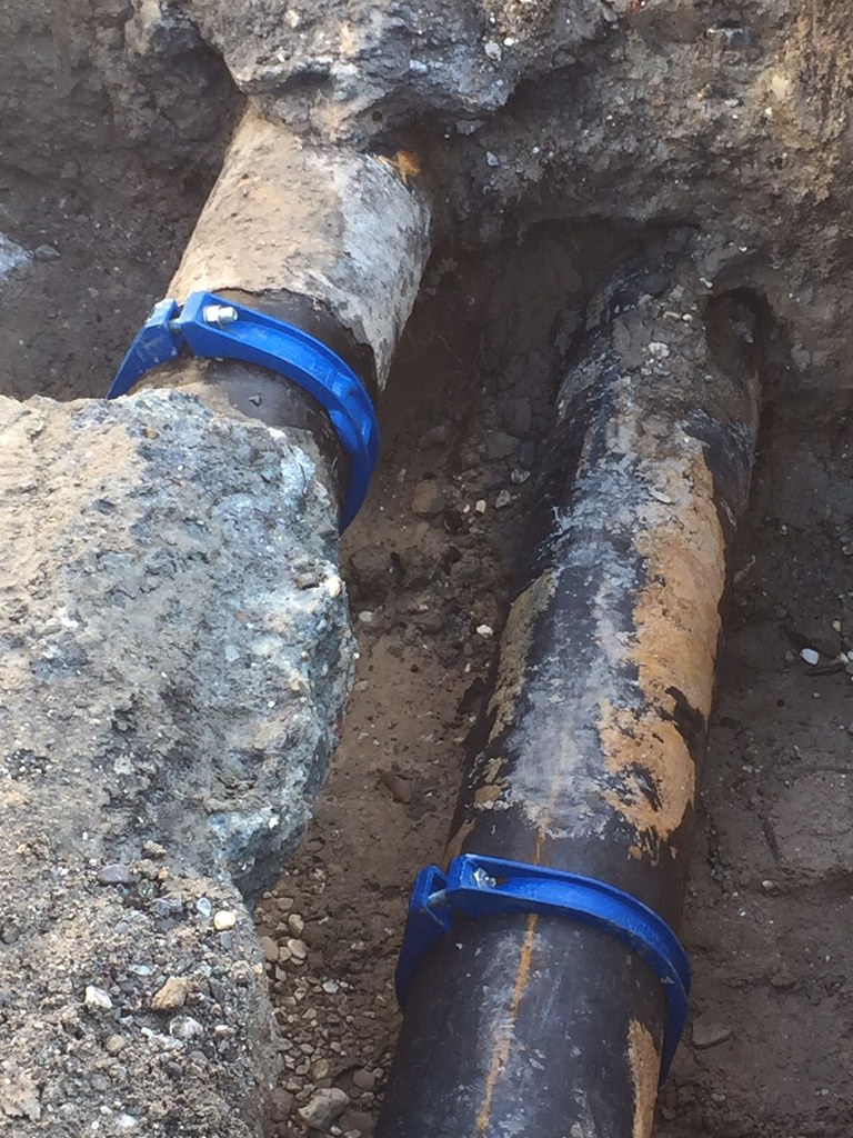 In der Nacht auf Sonntag geflickt: Aus der Gasleitung (links) und der Wasserleitung (rechts) unter dem Nixhütter Weg strömte jeweils Wasser