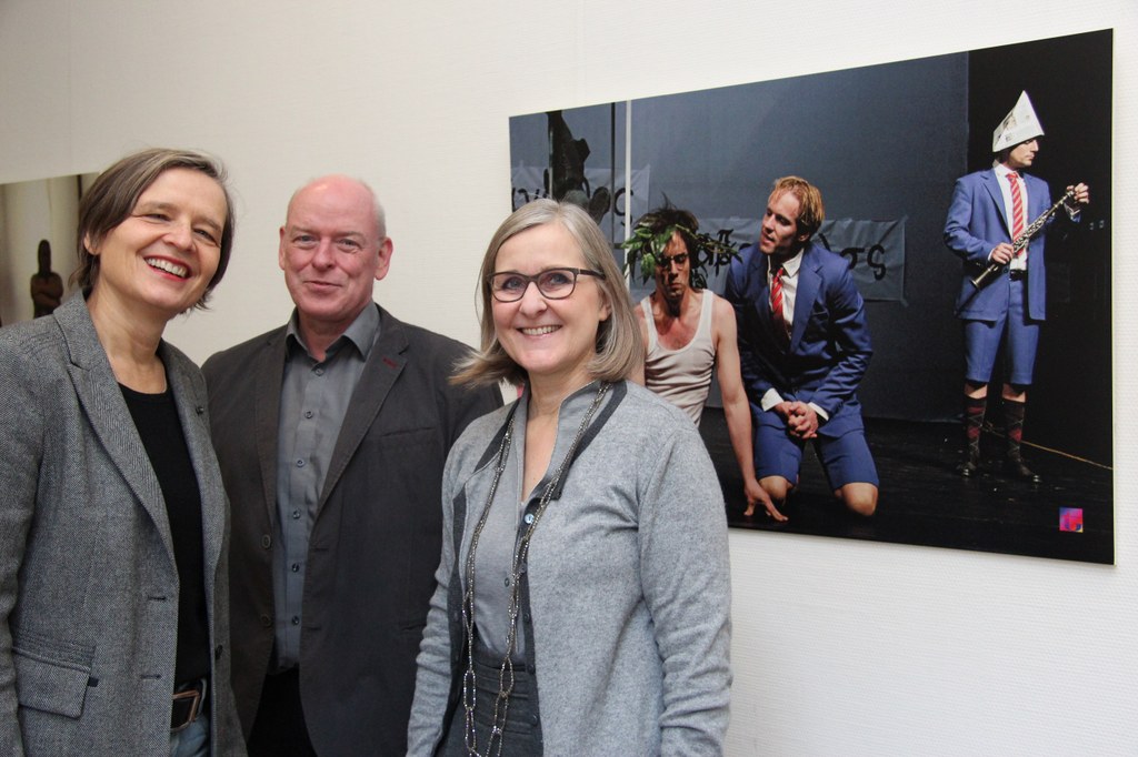 Kulturdezernentin Dr. Christiane Zangs (r.), RLT-Intendantin Bettina Jahnke und Kulturamtsleiter Harald Müller vor einer Aufnahme der Inszenierung „träumen! – Die Verwirrungen des Zöglings Törleß“.