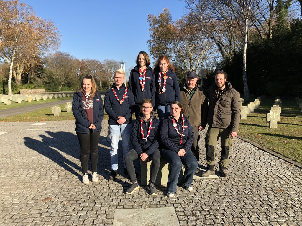 (v.r.) Yasin Sentürk und Peter Küsters (Städtische Friedhöfe Neuss) und Judith Rosenbaum, Sina R., Ruben Wippermann, Sara Roßkamp, Hendrik Hensen, Christina Hermann (Malteserjugend Neuss).