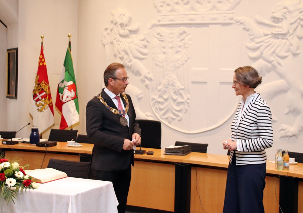 Ministerin Ina Scharrenbach im Gespräch mit Bürgermeister Reiner Breuer