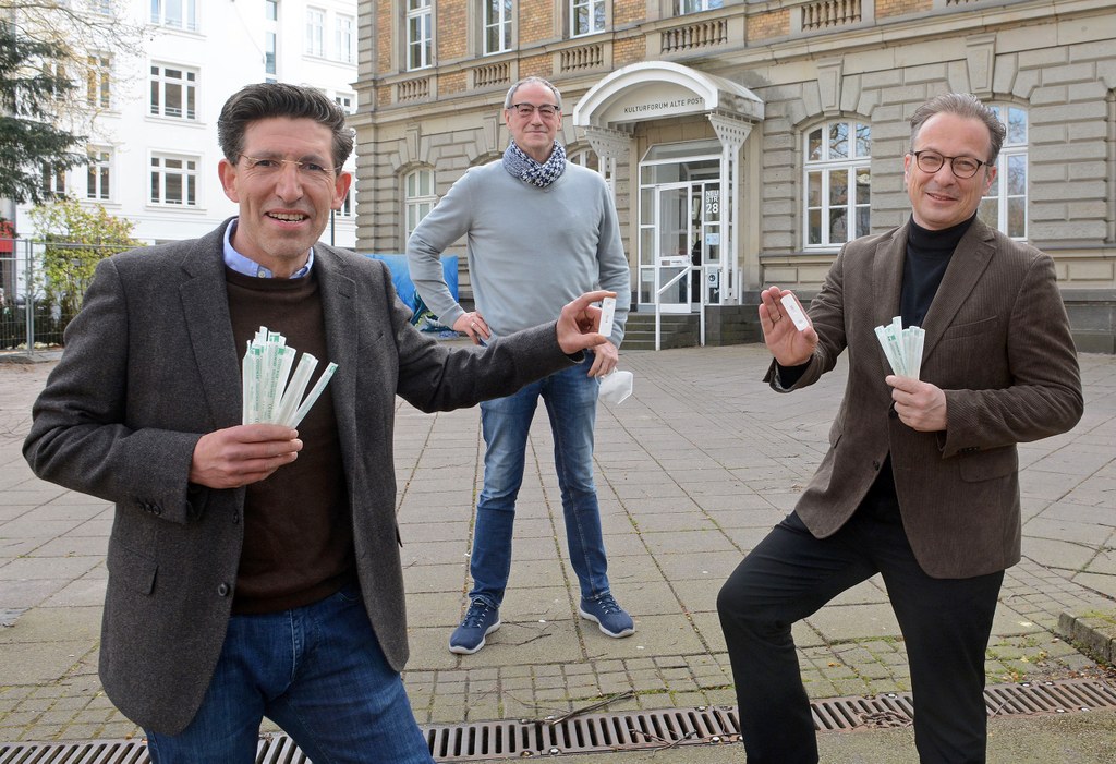 Marcel Offermann (Coronatestzentrum Alte Post), Hans Ennen-Köffers (Leiter Alte Post) und Bürgermeister Reiner Breuer (v.l.) präsentieren ihre Schnelltest-Ergebnisse