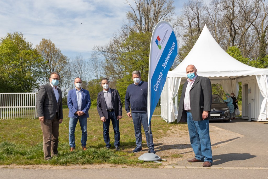 Bürgermeister Reiner Breuer mit Vertretern der Schützenvereine aus Grimlinghausen, Rosellen und Allerheiligen vor der Drive-In-Teststelle auf dem Kirmesplatz in Allerheiligen.