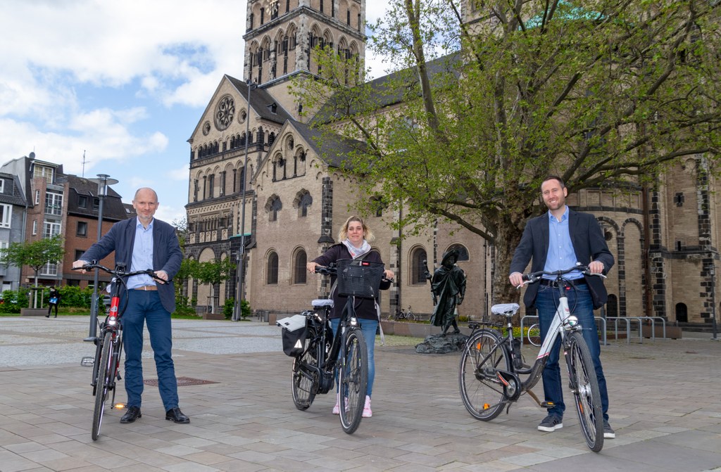 v.l.n.r.: Dr. Matthias Welpmann (Beigeordneter für Umwelt, Klima und Sport), Stadtradel-Star Nicole Könnecke und Dennis Fels (Amt für Stadtgrün, Umwelt und Klima)