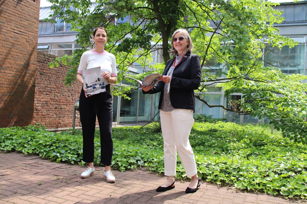 Stellten gemeinsam den Kulturjahresbericht 2020 vor: Kulturdezernentin Dr. Christiane Zangs (r.) und Redakteurin Dr. Annekatrin Schaller