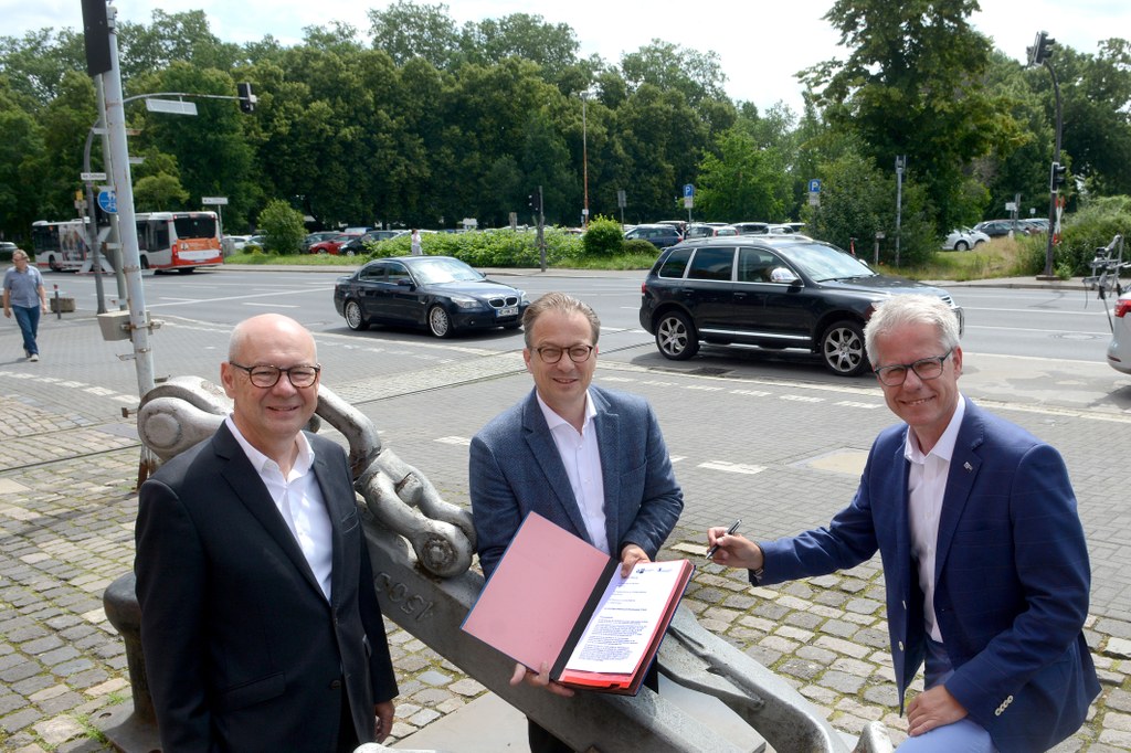 Foto: Bürgermeister Reiner Breuer, IHK-Hauptgeschäftsführer Jürgen Steinmetz und der Präsident der Hochschule Niederrhein, Dr. Thomas Grünewald, unterzeichnen eine gemeinsame Erklärung zur zukünftigen Gestaltung des Wendersplatzes