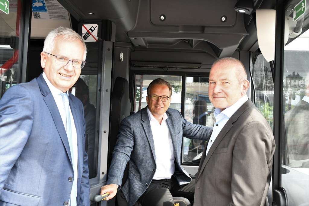Stadtwerke-Geschäftsführer Stephan Lommetz, Bürgermeister und Aufsichtsratsvorsitzender Reiner Breuer und Uwe Koppelmann, Bereichsleiter Leiter Nahverkehr (v.l.n.r.) (Foto: Stadtwerke Neuss)