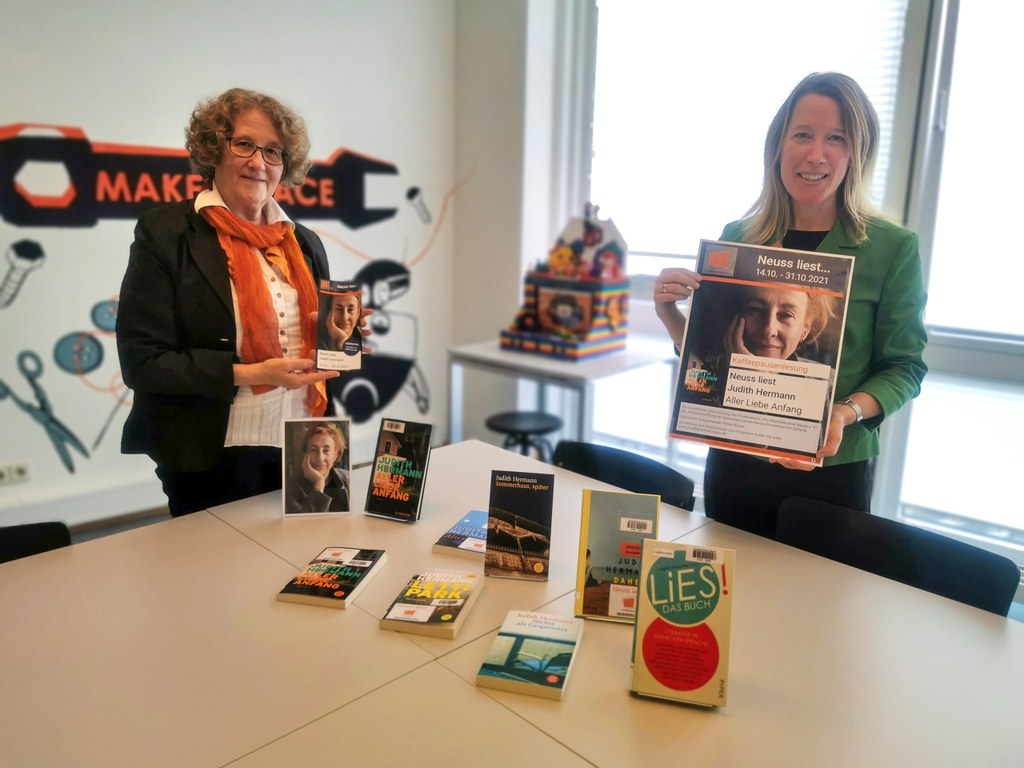 Freuen sich auf das Lesefestival der Neusser Stadtbibliothek (v.l.n.r.): Helga Schwarze, Öffentlichkeitsarbeit und Erwachsenenliteratur, und Claudia Büchel, Leiterin der Neusser Stadtbibliothek