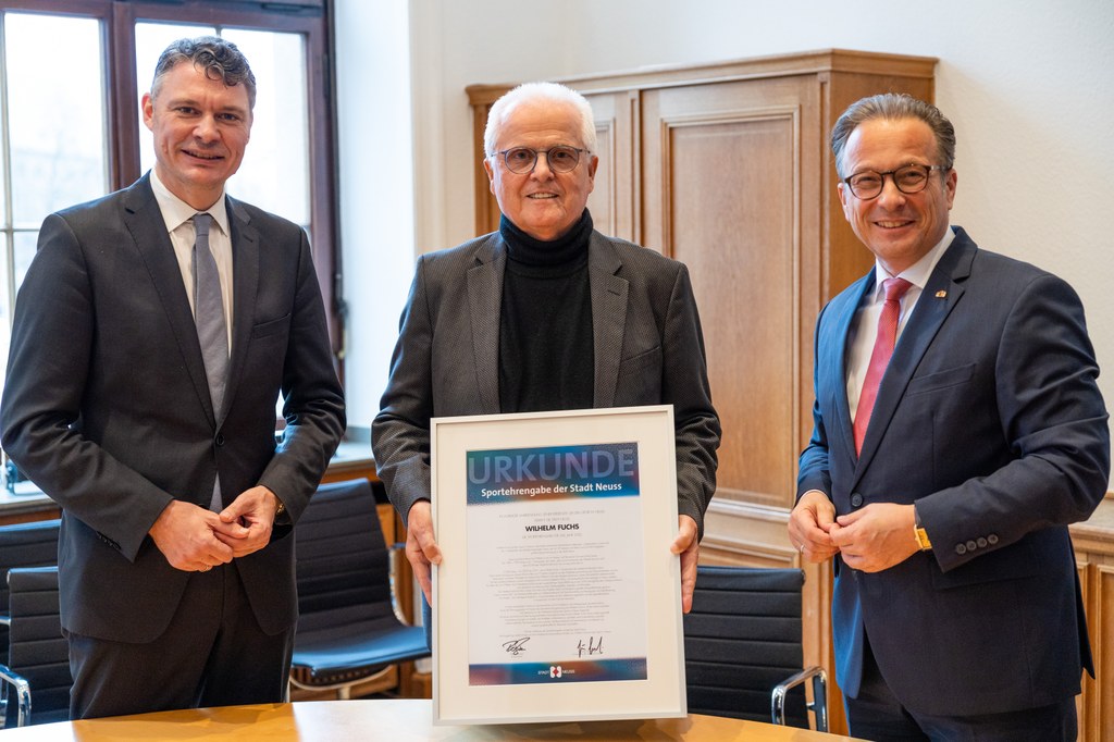 Foto: Stadt Neuss - (v.l.n.r.): Vorsitzender des Sportausschusses Dr. Jörg Geerlings, Wilhelm Fuchs, Bürgermeister Reiner Breuer