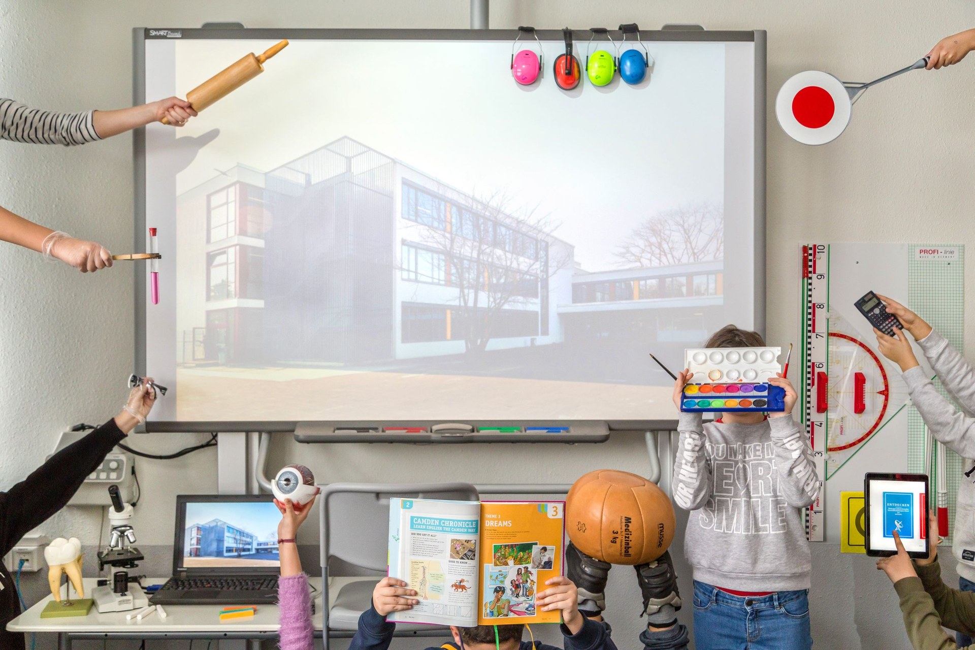 Aufschluss über die vielfältige Arbeit des Schulverwaltungsamtes gibt die Fotografie von Melanie Stegemann. 
