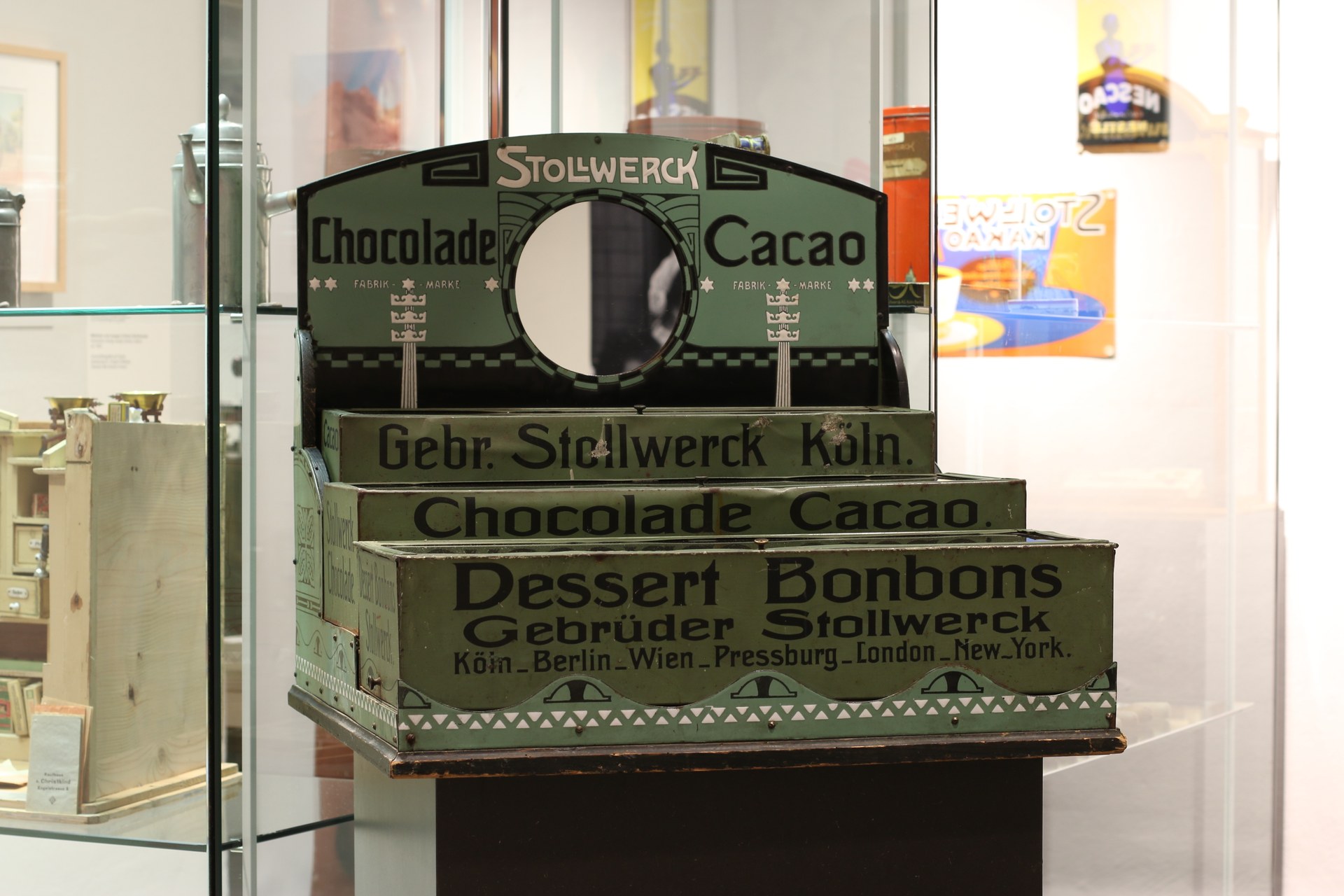 Blick in die Ausstellung „Süßkram. Naschen in Neuss“, Foto: Clemens Sels Museum Neuss