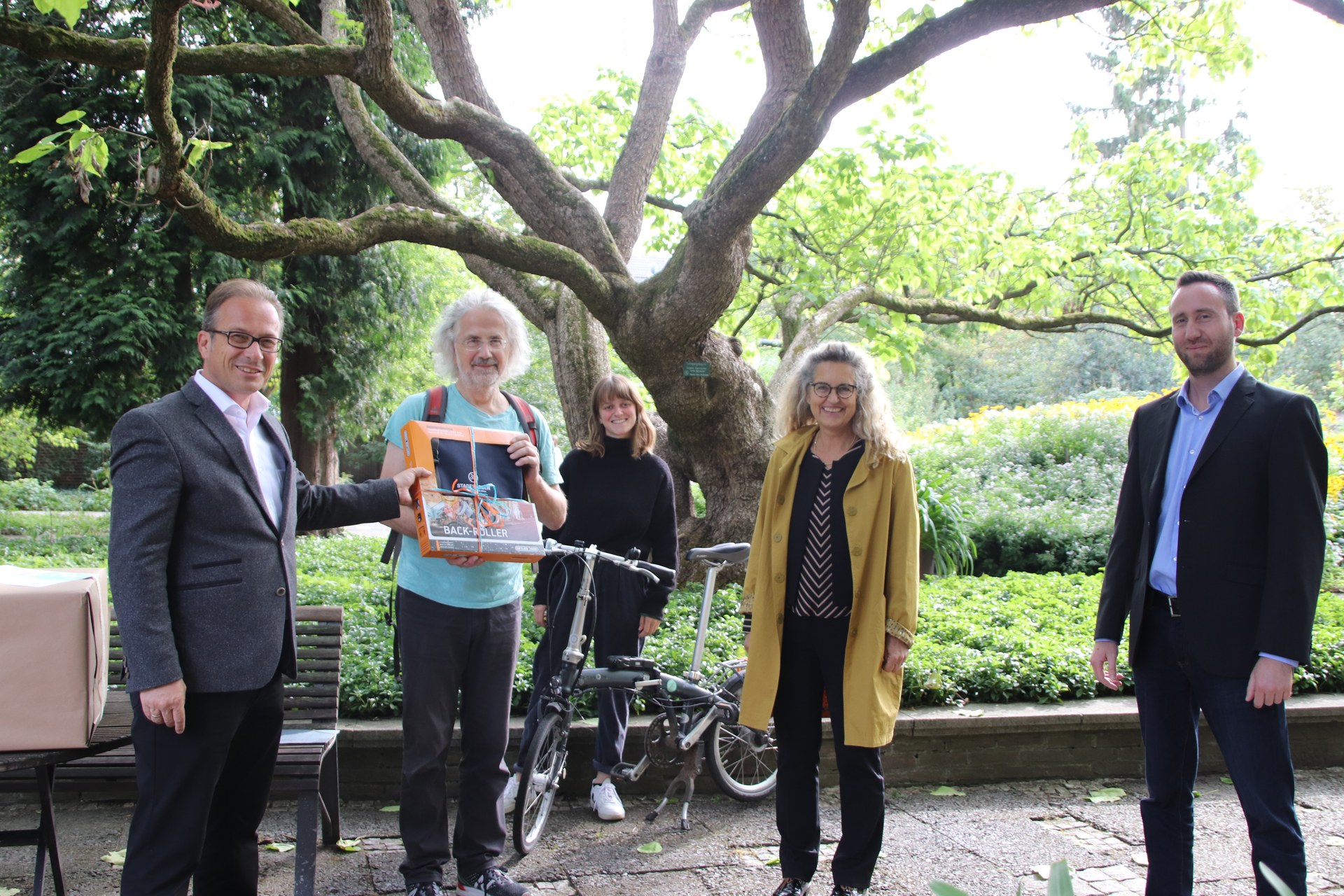 2808 Fast bis zum Mond geradelt 01 - BM Reiner Breuer- Stadtradelstar Heribert Adamsky - Katharina Wittman - Henrike Moelleken - und Dennis Fels vom Amt fuer Stadtgruen Umwelt und Klima.jpg