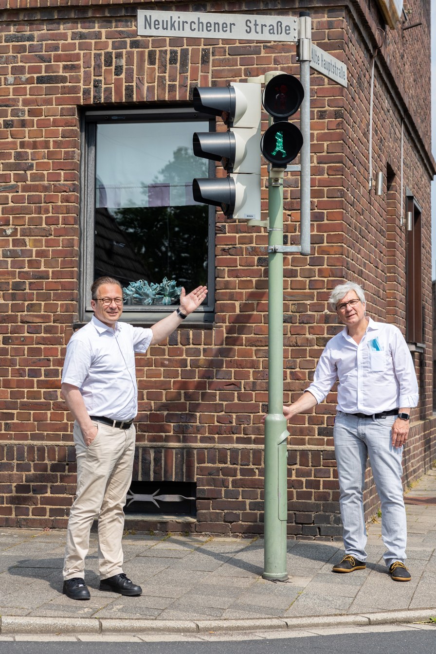 Bürgermeister Reiner Breuer vor der neuen Schützenampel in Rosellerheide-Neuenbaum