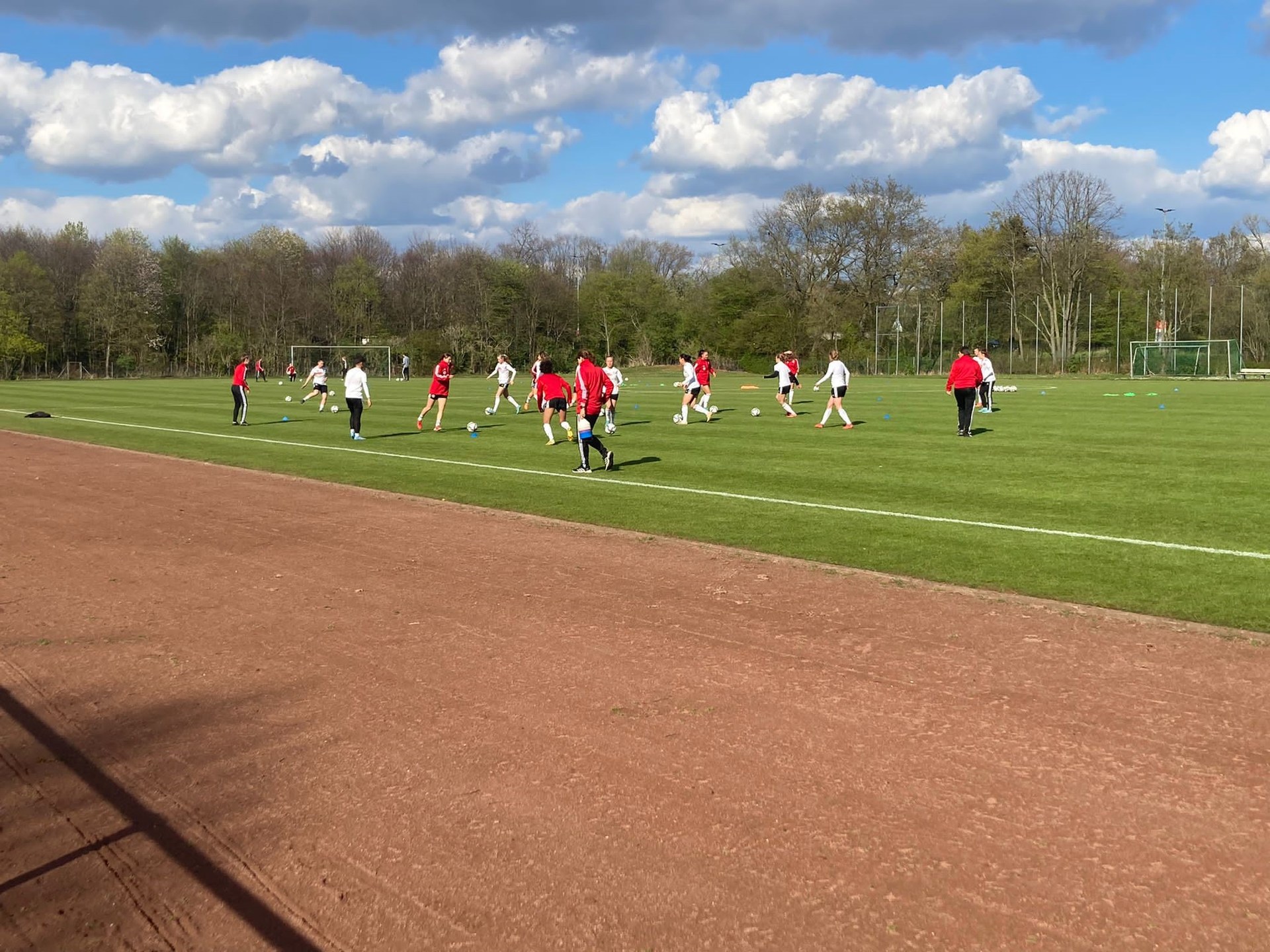 1204 U19-Frauen-Nationalmannschaften in Neuss - Deutschland Training.jpg