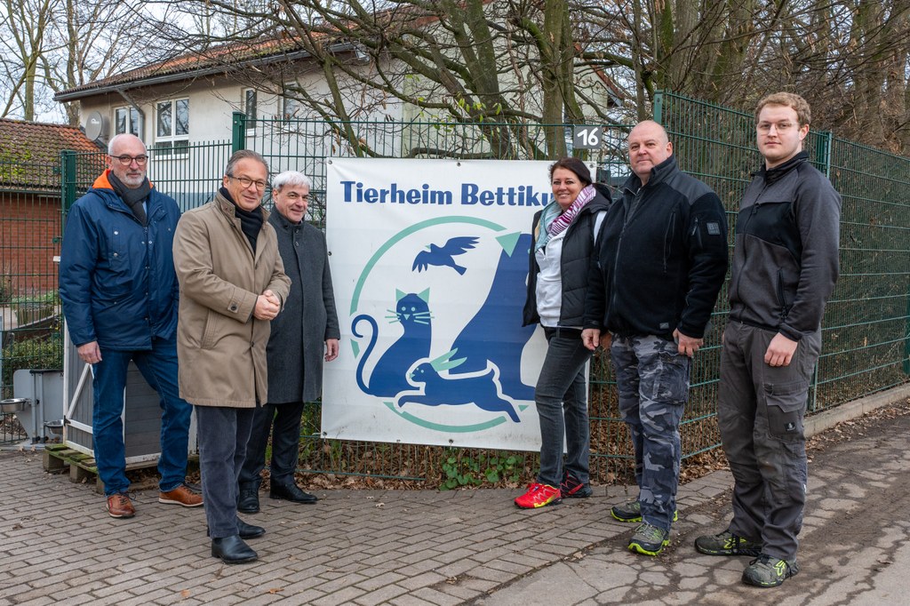 Ralf Cremers, Bürgermeister Reiner Breuer, Ralf Kriesemer sowie Claudia Hachaj und Thomas Münzer vom Betreiberverein, Pascal Oelmüllers (Tierheimleitung)