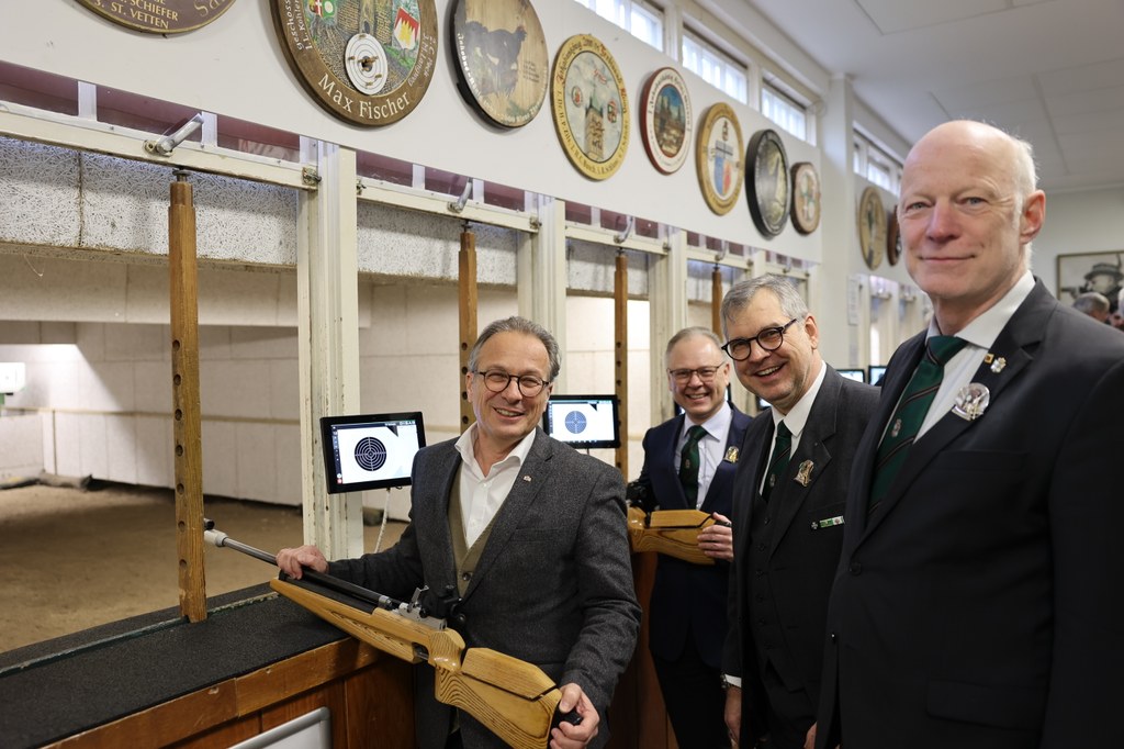 v.l.n.r.: Bürgermeister Reiner Breuer; Robert Schlune, Oberschützenmeister der Neusser Scheibenschützen-Gesellschaft von 1415; Edelbert Jansen, Schützenmeister für das Schießwesen; Michael Lieven, Jakobuskönig