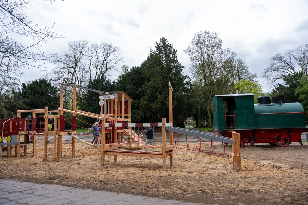 Ein neues Spielgerät konnte kürzlich im Alten Stadtgarten freigegeben werden | Foto: Stadt Neuss