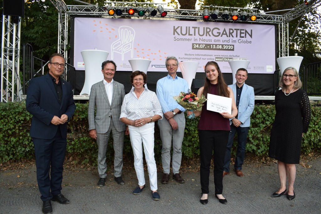 Jury mit Preisträgerin (v.l. BM Reiner Breuer, Martin Flecken, Anna Maria Holt, Prof. Dr. von Zahn, Michael Ziege und Dr. Christiane Zangs), (c) Karin Geiger