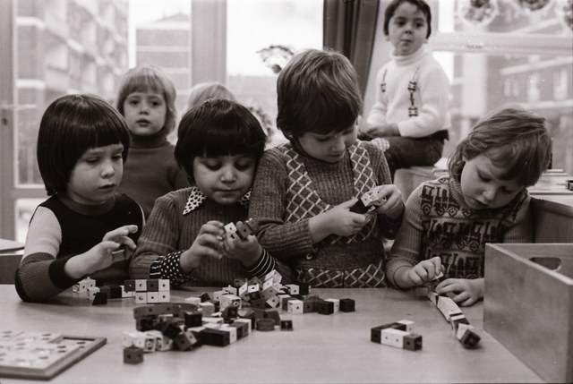 In dem mehrsprachigen Modellkindergarten wurden deutsche, griechische, jugoslawische und spanische Kinder gemeinsam betreut. — StAN, E.02.02.33