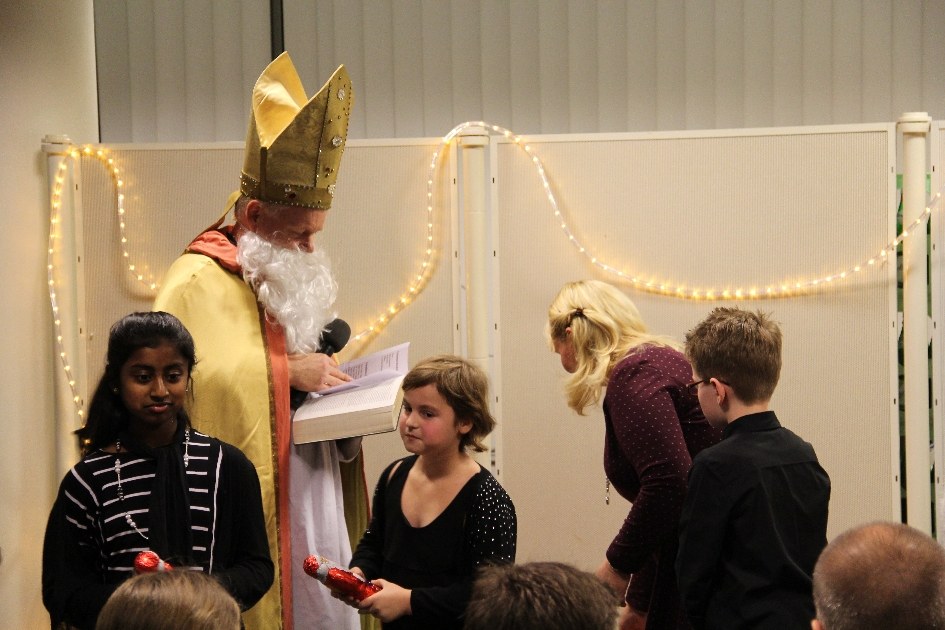 Der Nikolaus kam zum Gang durch den Advent in die Stadtbibliothek