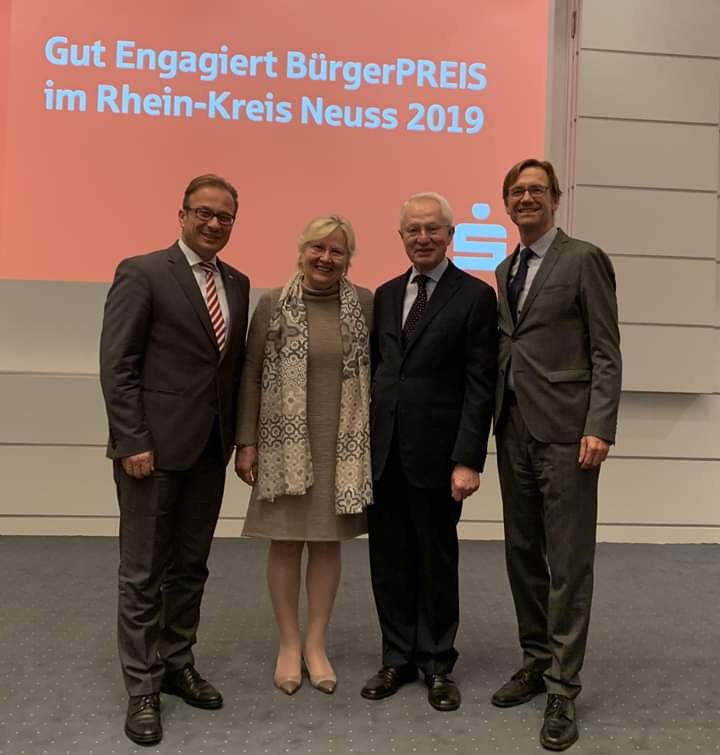 Auf dem Foto zu sehen: Reiner Breuer, der Preisträger Dr. Bernd Wibbe, seine Ehegattin Elisabeth Hohenstein-Wibbe und Musikschulleiter Holger Müller.