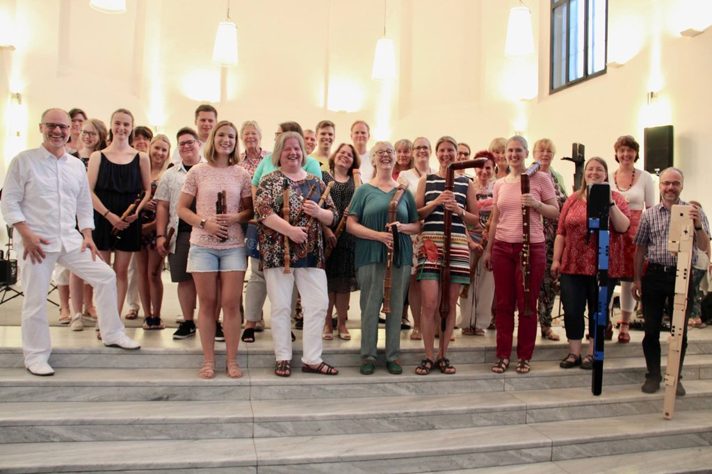 Das Blockflöten-Orchester Neuss (BON) der Musikschule unter seinem Leiter Ralf Bienioschek (l.). Foto: Holger Müller