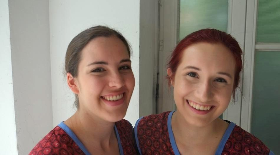 Justine Ritters (l.) und Natalia Stellmach spielen zu zweit die Hauptrolle in der Produktion von Musikschule und Alte Post. Foto: Stadt Neuss