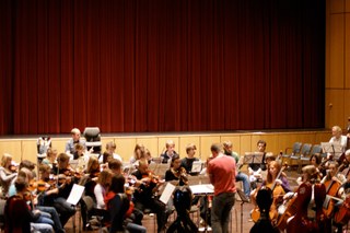 Von den jüngsten Streicherzwergen bis zum großen Jugendsinfonieorchester – alle Streichorchester der Musikschule bieten ein sommerliches Konzert für die ganze Familie. Der Eintritt ist frei.