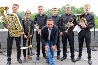 Bläserensembles vom Trio bis zum Großen Klarinettenorchester spielen ein abwechslungsreiches Programm, um den Frühling zu begrüßen. Und hier spielen die Lehrerinnen und Lehrer auch gerne gemeinsam mit ihren Schülerinnen und Schülern. Der Eintritt ist frei