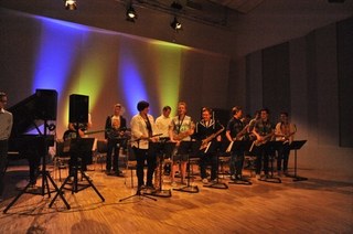 Die Veranstaltung "Jazz im Romaneum" ist mittlerweile zu einer Traditionsveranstaltung der Neusser Musikschule geworden. Freuen Sie sich auf Jazzdarbietungen kleiner Ensembles und auch der Bigband aus dem Kooperationsprojekt mit dem Marie-Curie-Gymnasium. Der Eintritt ist frei.