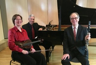 Eine hochinteressante Besetzung: Wolf Burbat – Klarinette, Ruth-Maria Kosow – Viola, Arthur Jogerst – Klavier. Auf dem Programm stehen das erste für diese Besetzung geschrieben Werk, das Trio Es-Dur KV 498 („Kegelstatt-Trio“) von Wolfgang Amadeus Mozart sowie das Trio a-moll op. 40 des österreichischen Komponisten Carl Frühling. Der Eintritt ist frei