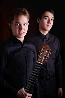 Sein Antrittskonzert wird der neue Gitarrenlehrer der Musikschule der Stadt Neuss Daniel März mit dem Barrios Guitar Duo gestalten. Die beiden Gitarristen Luke Pan und Daniel März haben sich im Jahre 2017 zum Barrios Guitar Duo zusammengeschlossen und konzertieren seitdem im In- und Ausland, geben Meisterkurse und werden in Jurys diverser Kammermusik-Wettbewerbe eingeladen.