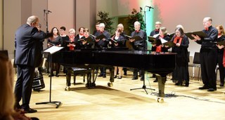 Nach zweijähriger Konzertpause lädt CANTICA NOVA, der „Klassische“ Erwachsenenchor der Musikschule zu einem Streifzug durch adventliche und weihnachtliche Chormusik ein. Es erklingen Chorwerke von Schütz, Purcell, Bach und Silcher bis hin zu John Rutter und modernerer englischer Chormusik. Der Eintritt ist diesmal frei, Spenden erbeten.