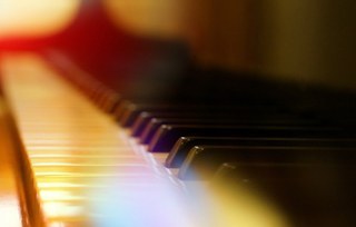 Das unverschämte Pianoforte ist die Geschichte von Jana, die viele tolle Abenteuer mit ihrem Klavier erlebt. Erzählt und gespielt von 17 jungen Pianist*innen der Musikschule. Der Eintritt ist frei.