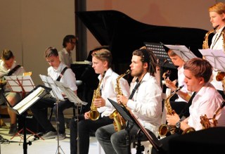 In diesem Jahr wird die Tradition des jährlichen Jazzkonzertes kurz vor Ostern wiederaufgenommen. Das Programm bietet einen Querschnitt des Jazz an der Musikschule: Vom Duo bis zur Big Band. Zahlreiche Solisten der vergangenen Jahre haben zusätzlich ihr Erscheinen angekündigt. Kostenlose Einlasskarten sind ab dem 7. März an der Infotheke des RomaNEum erhältlich.