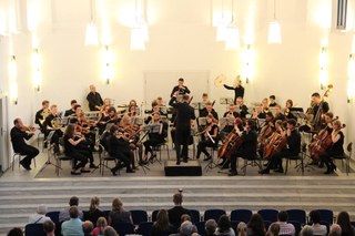 Auch das Sinfo! freut sich nach 2 Jahren Pause wieder ein Konzert im Zeughaus spielen zu können. Es erklingen symphonische Werke von Beethoven, Britten, Kabalevsky und Rossini. Der Eintritt ist frei.