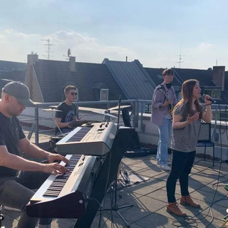 Ein bunter Abend auf der Dachterrasse (bei schlechtem Wetter im Foyer 3. Etage)