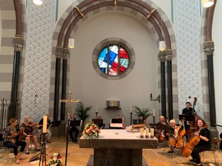 Das Seniorenorchester der VHS und der Musikschule begleitet einen Festgottesdienst im Kloster Kreitz. Zu hören sind Sätze aus Sinfonien von Haydn und Stamitz sowie Tänze aus der Wassermusik von Händel. Die Leitung hat Burkart Zeller. Der Eintritt ist frei.