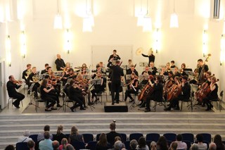 SINFO! – das Jugendsinfonieorchester der Musikschule präsentiert unter der Leitung von Ralf Beckers ein abwechslungsreiches Programm. Neben Werken von Fucik, Sibelius, Saint-Saëns und Bizet erklingt eine waschechte Uraufführung! Unser Schüler und Mitglied des Orchesters Moritz Breuer hat als Grundlage für sein erstes großes Stück für Sinfonieorchester die Ballade „John Maynard“ gewählt und orientiert sich bei der Komposition an der Ästhetik der großen Filmmusiken – man darf gespannt sein! Der Eintritt ist frei.