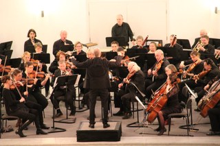 Sinfonia, das Sinfonieorchester der Musikschule für Erwachsene, präsentiert mit Schuberts 9. Sinfonie wieder ein Highlight der sinfonischen Literatur. Im weiteren Programm wird die renommierte Cellistin Heike Schuch, ehemalige Schülerin der Musikschule, mit dem Orchester das Cellokonzert von Schumann spielen. Die Leitung haben Monika Pennig und Burkart Zeller. Der Eintritt ist frei.