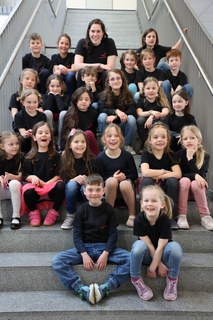 Der Kinderchor der Musikschule und Gewinner*innen des Lesewettbewerbs des Fördervereins der Stadtbibliothek.