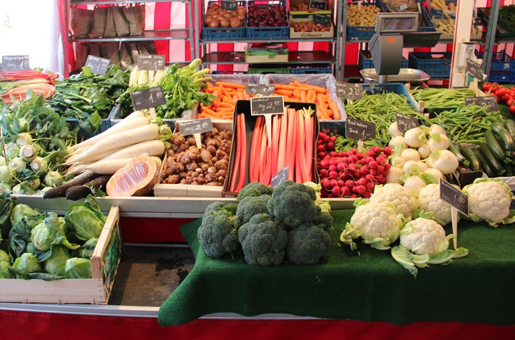 Ein großes Sortiment lädt zum sofortigen Einkauf auf dem Wochenmarkt in Gnadental ein.