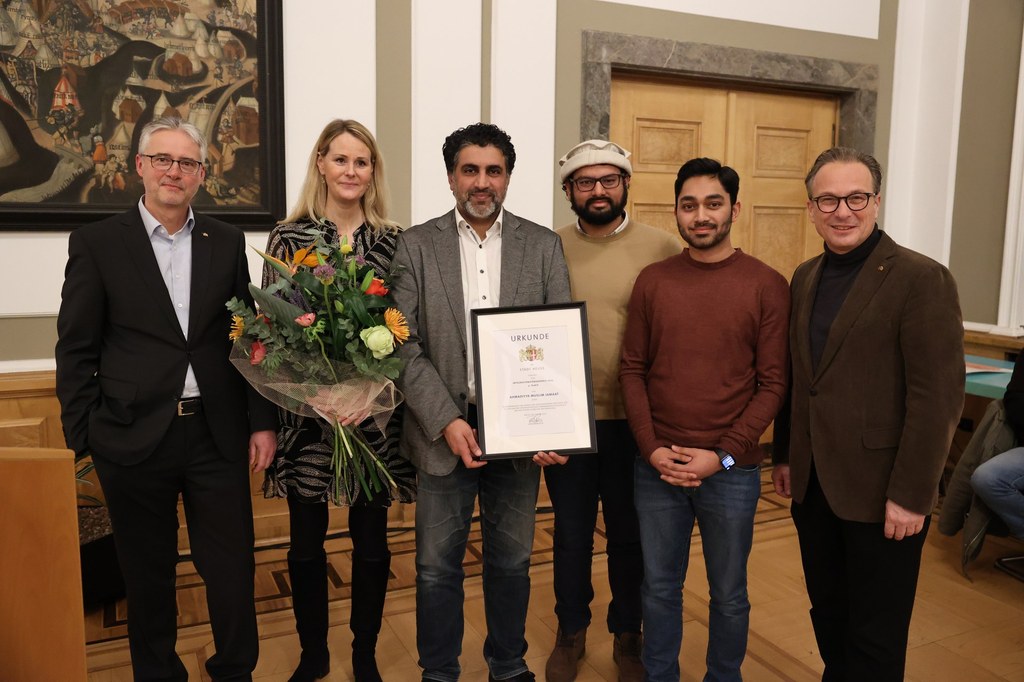 1. Platz: v.l.  Hermann Murmann, Leiter des Integrationsamtes; Dr. Verena Austermann, Vorsitzende der DJK Rheinkraft ;Zaheer Ahmad, Vorsitzender der Ahmadiyya Gemeinde Rhein Kreis Neuss,; Wafa Mohammad; Shahzad Sayyed, Bürgermeister Reiner Breuer