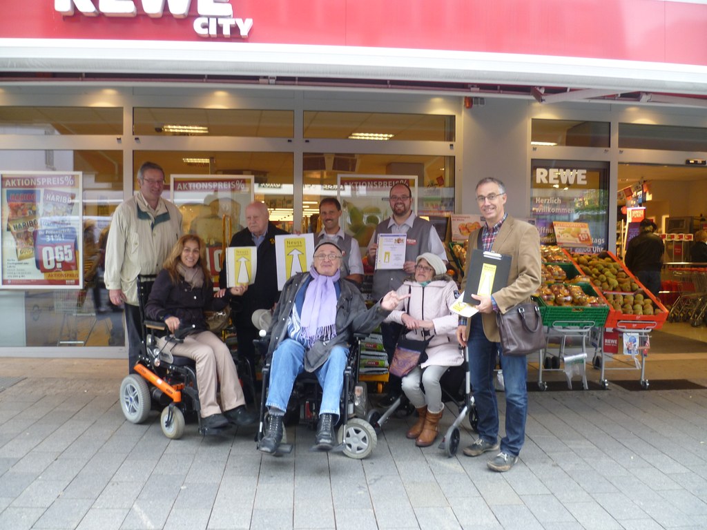 Personen auf dem Bild (von links): Reinhold Böhm, Nesrin Albay, Bernd Lynen, Harry Aron (Begehungsteam), Willi Schaaf, Marco Breker (REWE City), Petra Nöhre, Harald Jansen (Begehungsteam)