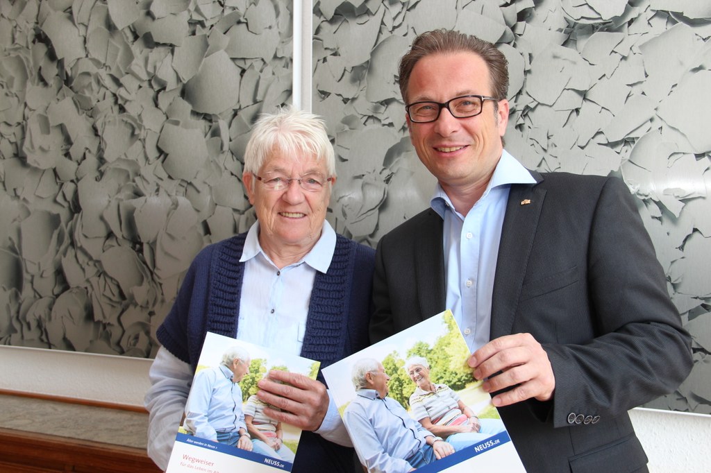 Seniorenbeauftrage Karin Kilb und Bürgermeister Reiner Breuer stellten jetzt den neuen Wegweiser für das Leben im Alter vor.