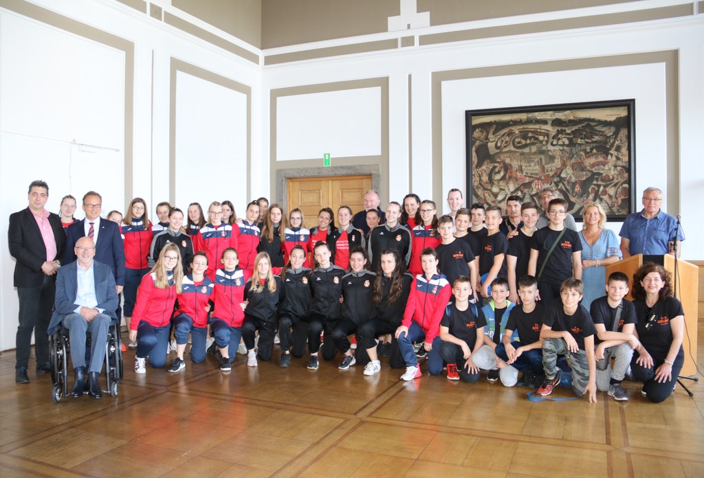 Bürgermeister Reiner Breuer hat die Handballspieler aus Rijeka, ihre Trainer und Gäste jetzt offiziell im Neusser Rathaus empfangen. Die Mannschaften aus Châlons-en-Champagne reisen gegen Nachmittag nach Neuss.
