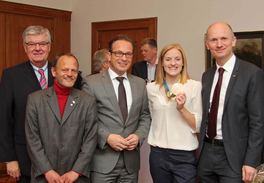 12.10.2016 - Bürgermeister Reiner Breuer ehrt Annika Sprink
