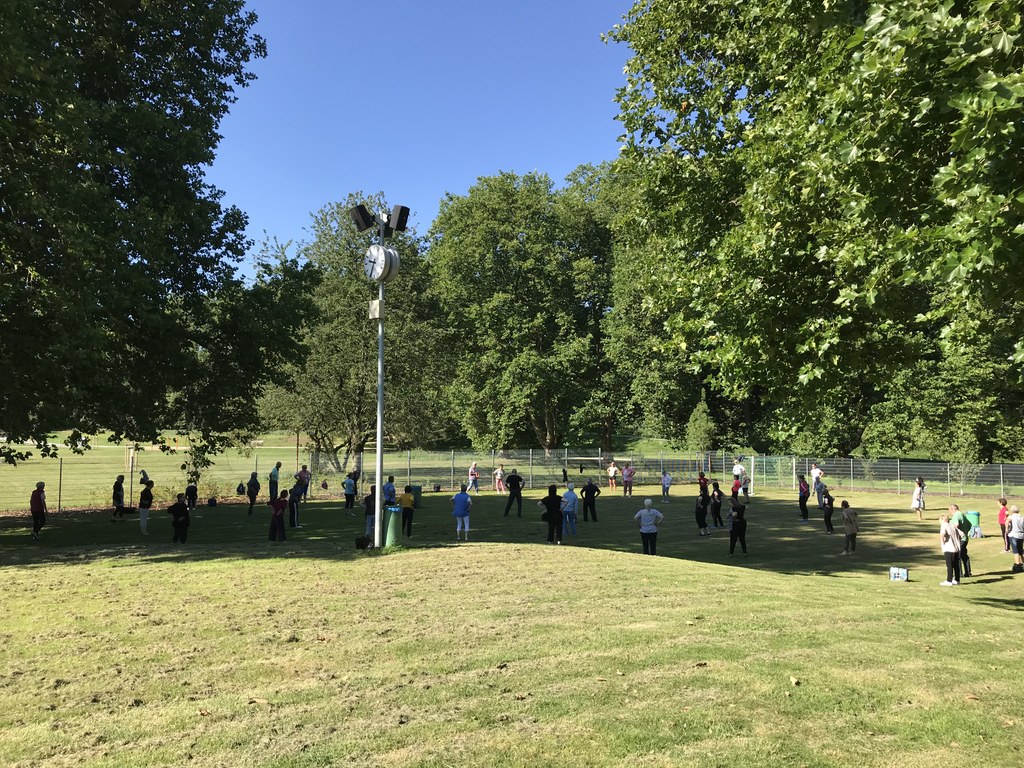 Foto: Qi-Gong, angeboten vom Neusser Schwimmverein, donnerstags, 9.30 Uhr im Nordpark