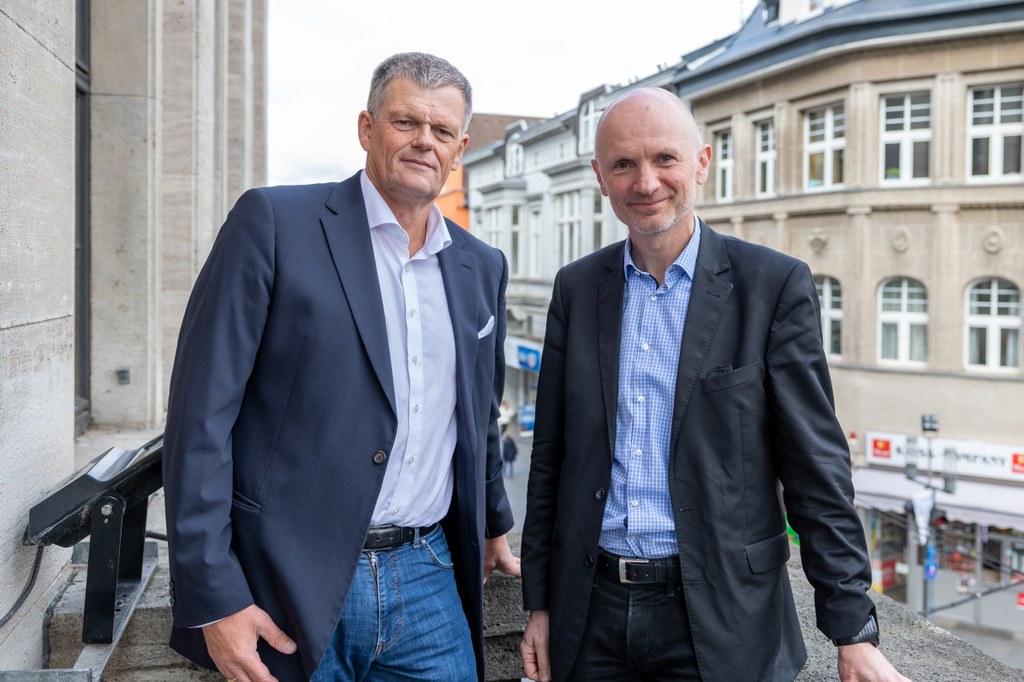 Meinolf Sprink vom Stadtsportverband (l.) und Sportdezernent Matthias Welpmann richten einen Energiespar-Appell an alle Vereine. Foto: Stadt Neuss