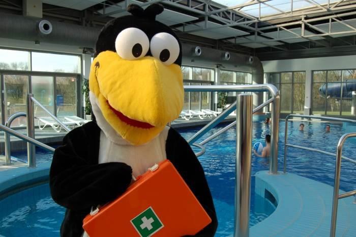 Bädermaskottchen Fridolin erwartet interessierte Ferienkinder zum Wasserrettungsprogramm „Rettet Fridolin“ im Südbad.